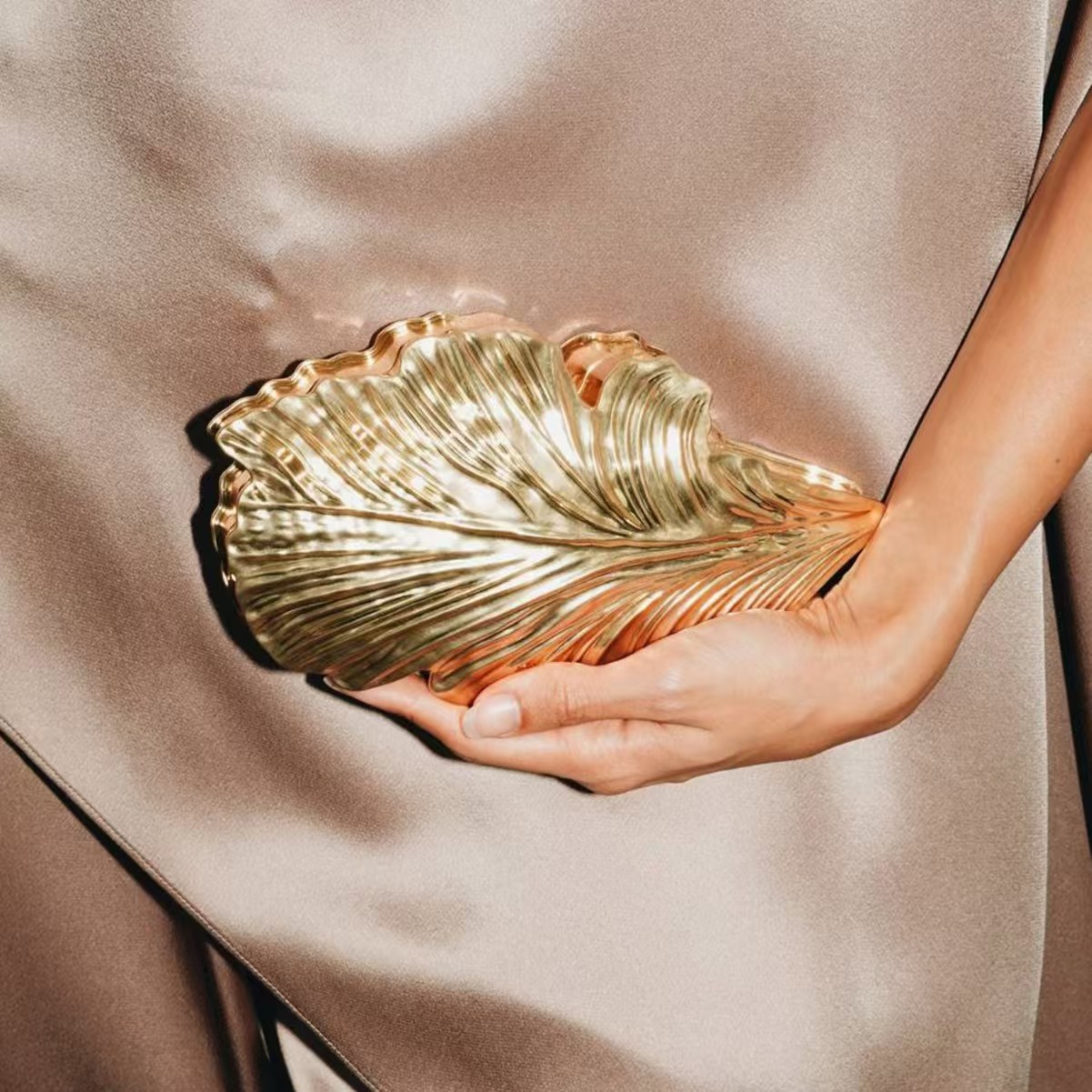 Women Bags Golden - Lüks Altın Rengi Akrilik Yaprak Desenli